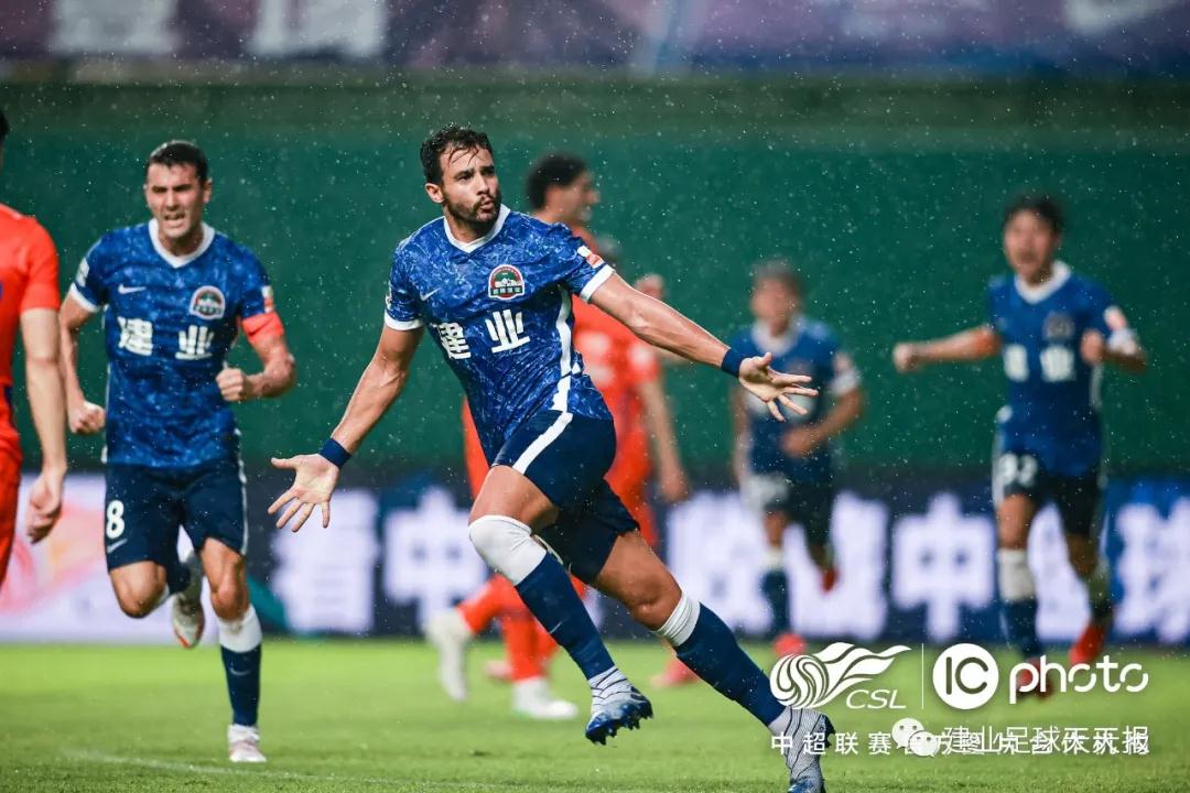 برشلونةيتغلبعلىإنترميلانبنتيجة2-1فيمباراةمثيرة